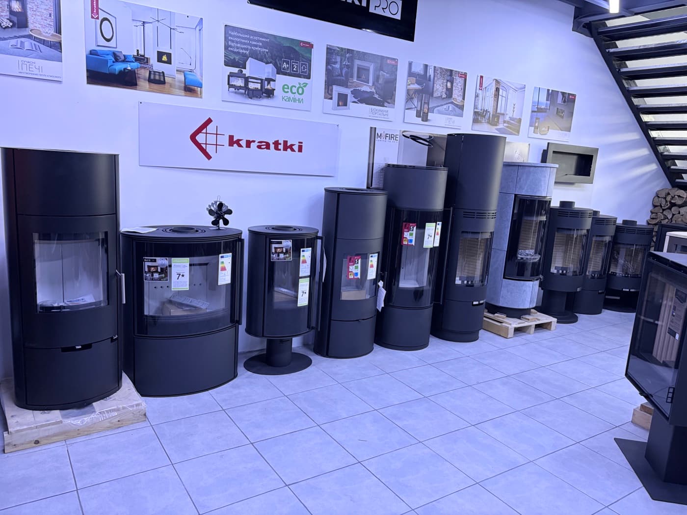 Ряд сучасних окремостоячих печей у шоурумі KaminHall